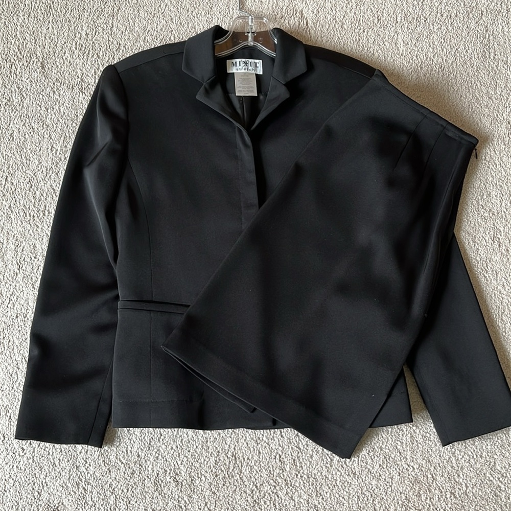 Mix-it Stretch Suit. Black. Jacket with skirt.